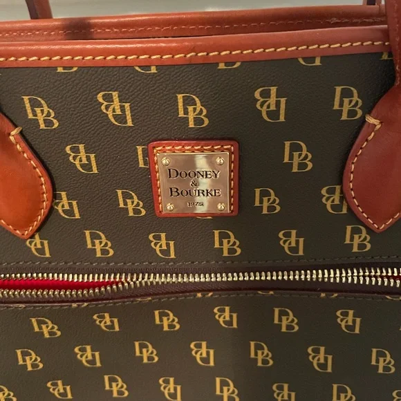 Beautiful Dooney and Bourke large purse with registration card. - Picture 5 of 16